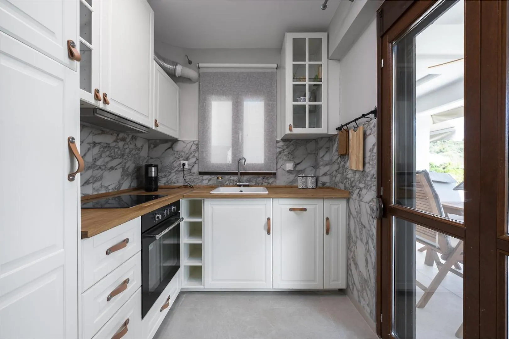 Azapiko Meggy Summer Villa by Luxlikehome Ladhokopana
