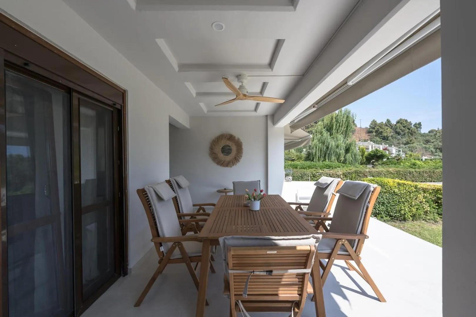 Azapiko Meggy Summer Villa by Luxlikehome Ladhokopana