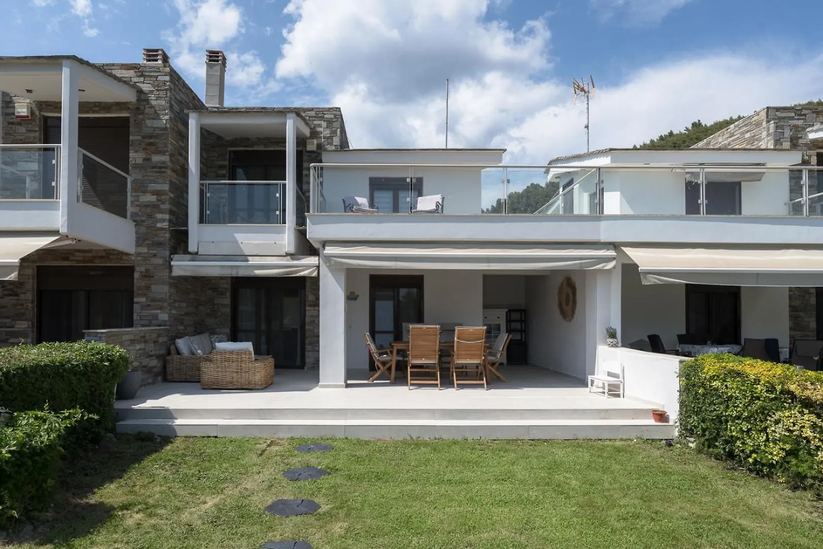 Azapiko Meggy Summer Villa by Luxlikehome Ladhokopana