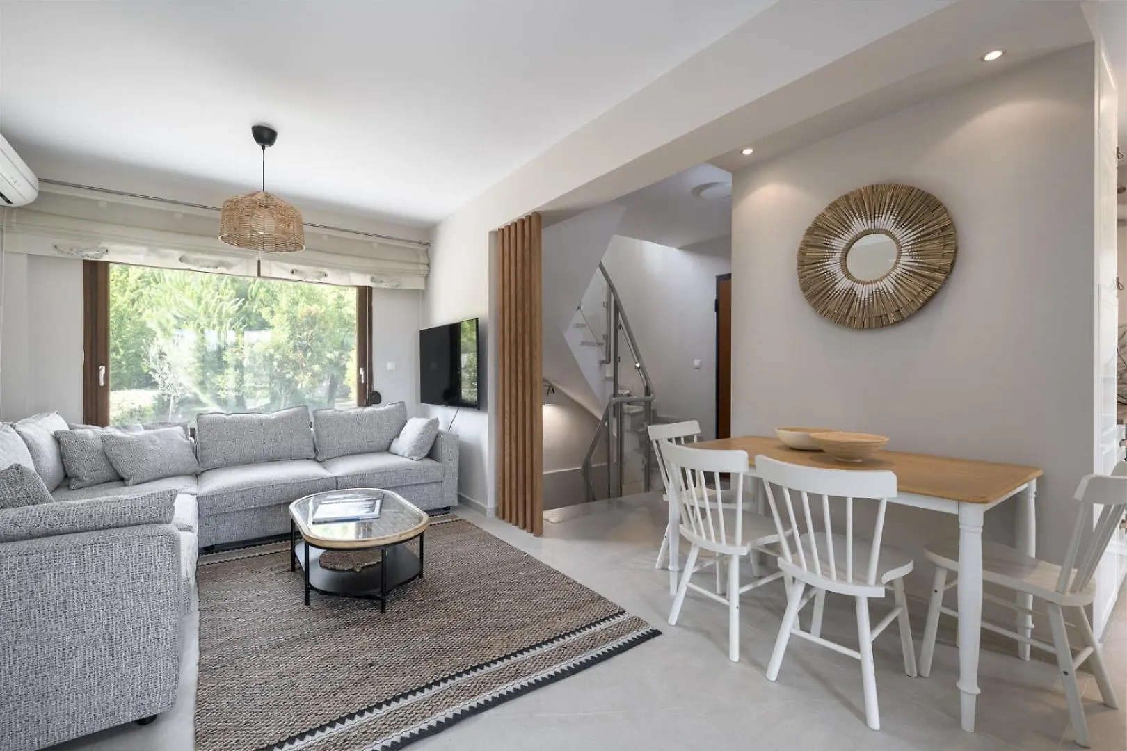 Azapiko Meggy Summer Villa by Luxlikehome Ladhokopana