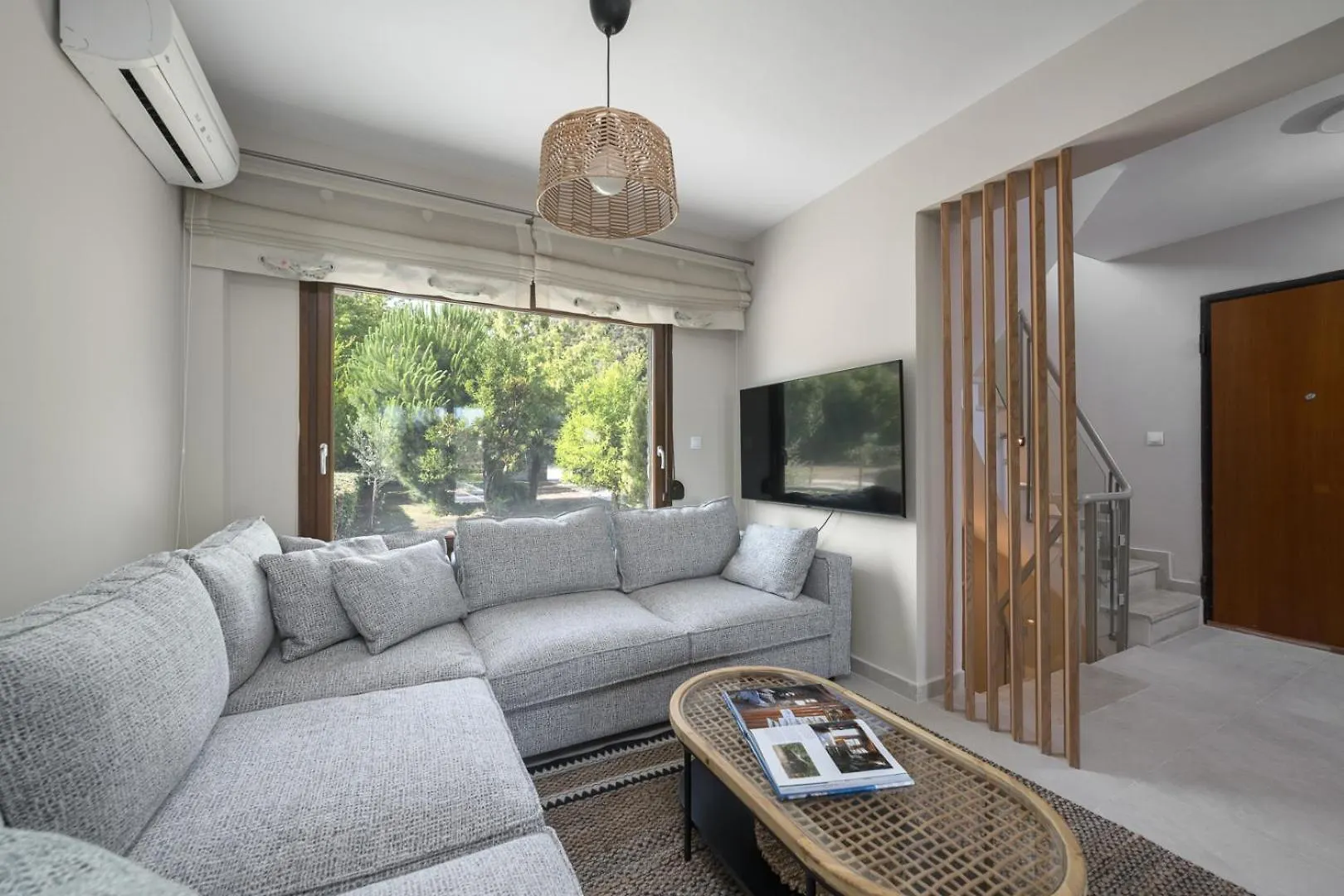 Azapiko Meggy Summer Villa by Luxlikehome Ladhokopana