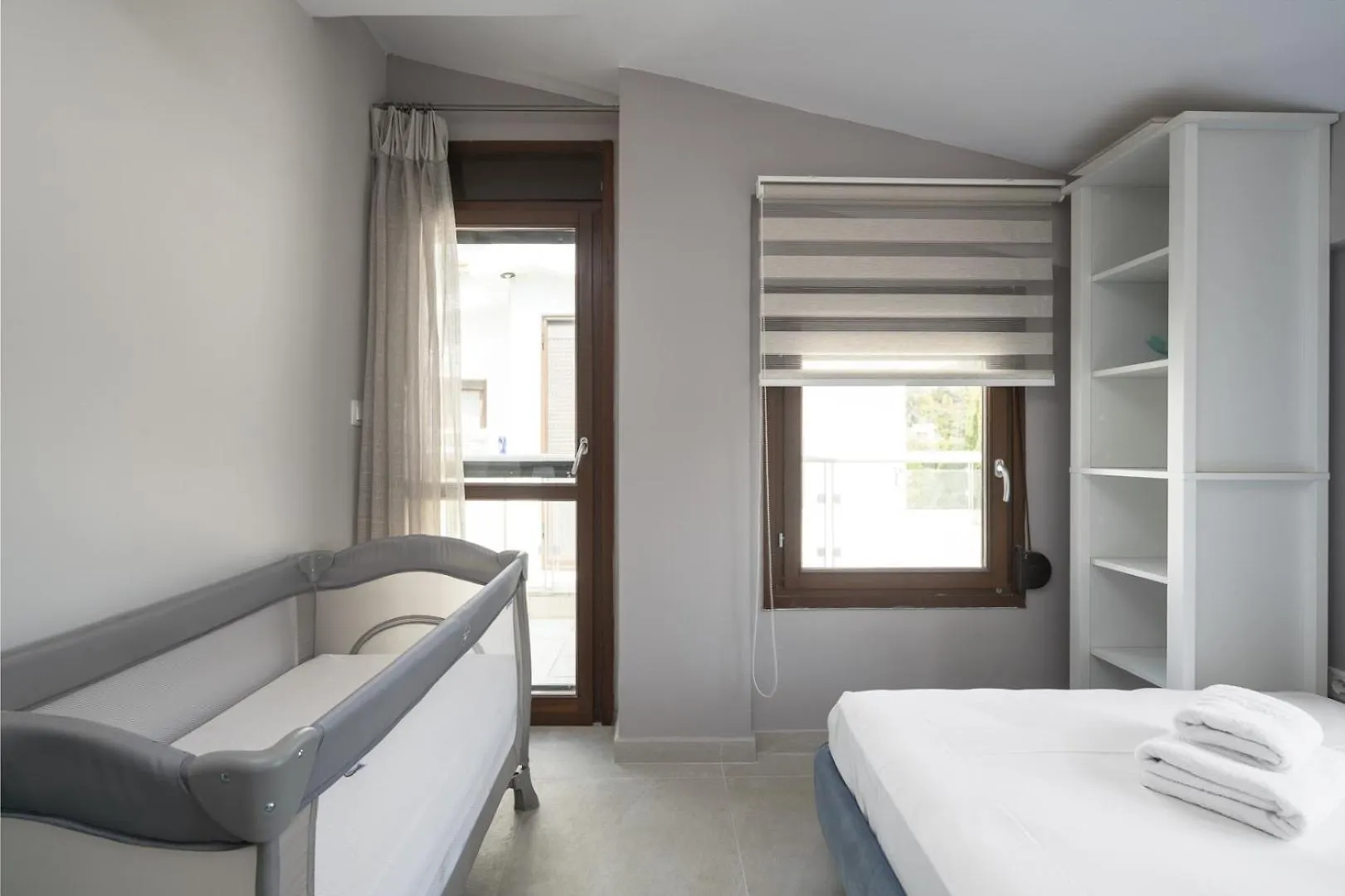 Azapiko Meggy Summer Villa by Luxlikehome Ladhokopana