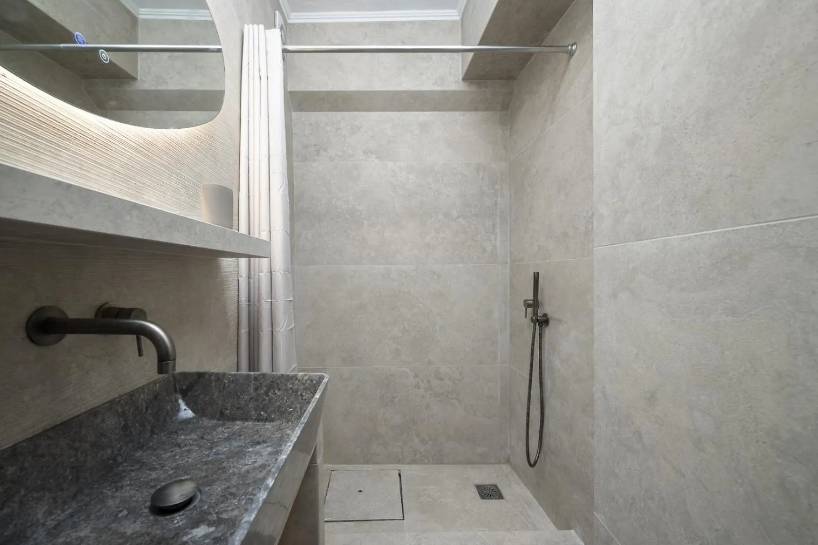 Azapiko Meggy Summer Villa by Luxlikehome Ladhokopana