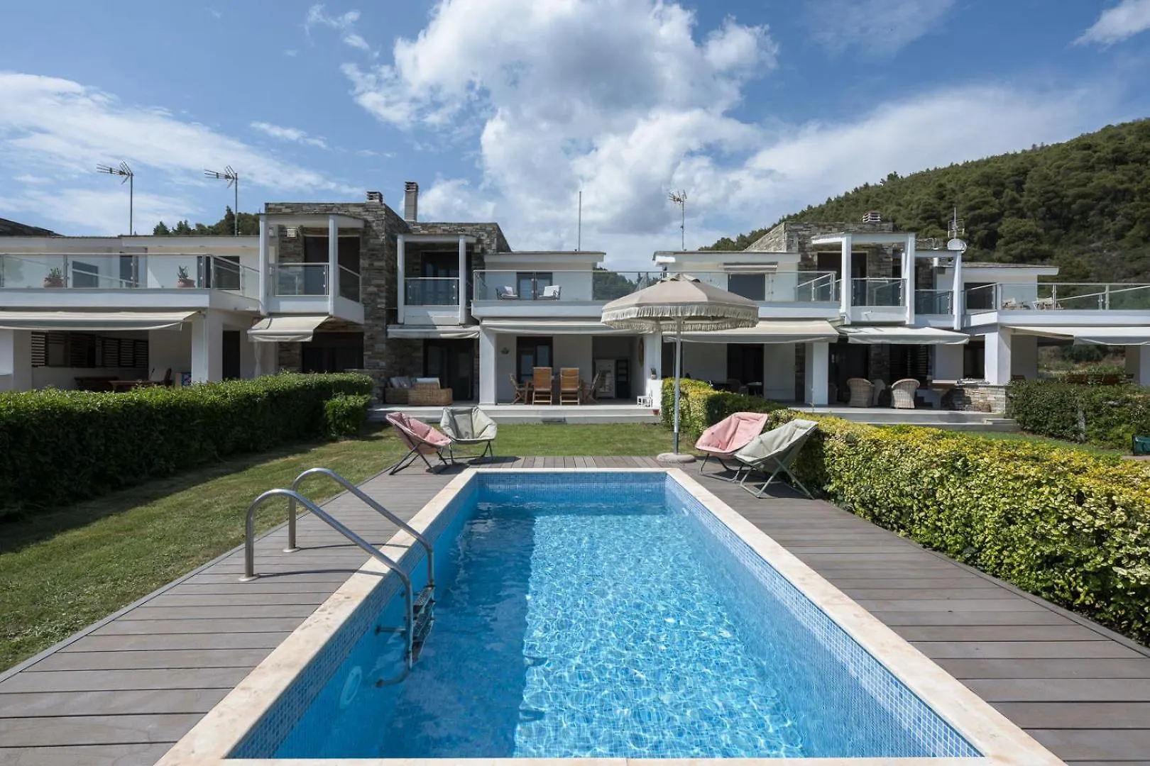 Azapiko Meggy Summer Villa by Luxlikehome Ladhokopana